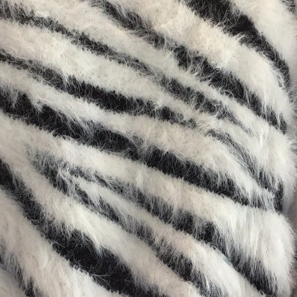 Zebra Teddy Sweater. Size Juniors Size Medium - Picture 8 of 8